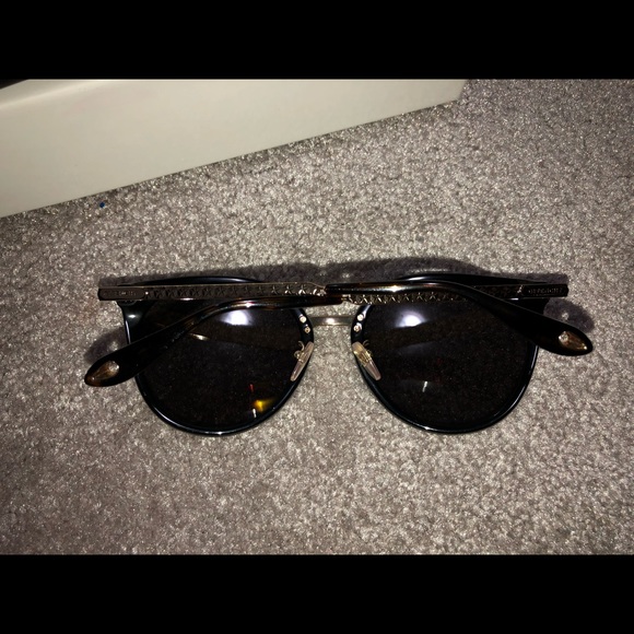 Authentic Givenchy sunglasses 😎 - Picture 5 of 10